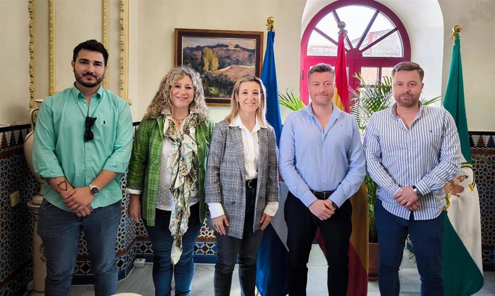 Alcalá firma un acuerdo con la Agrupación del Santísimo Cristo de la Bondad para fomentar la afición a la música.