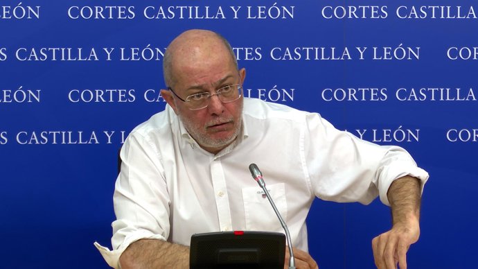 Igea comparece en rueda de prensa en las Cortes tras registrar el escrito para que se reconsidere el acuerdo de la Mesa sobre la dedicación exclusiva