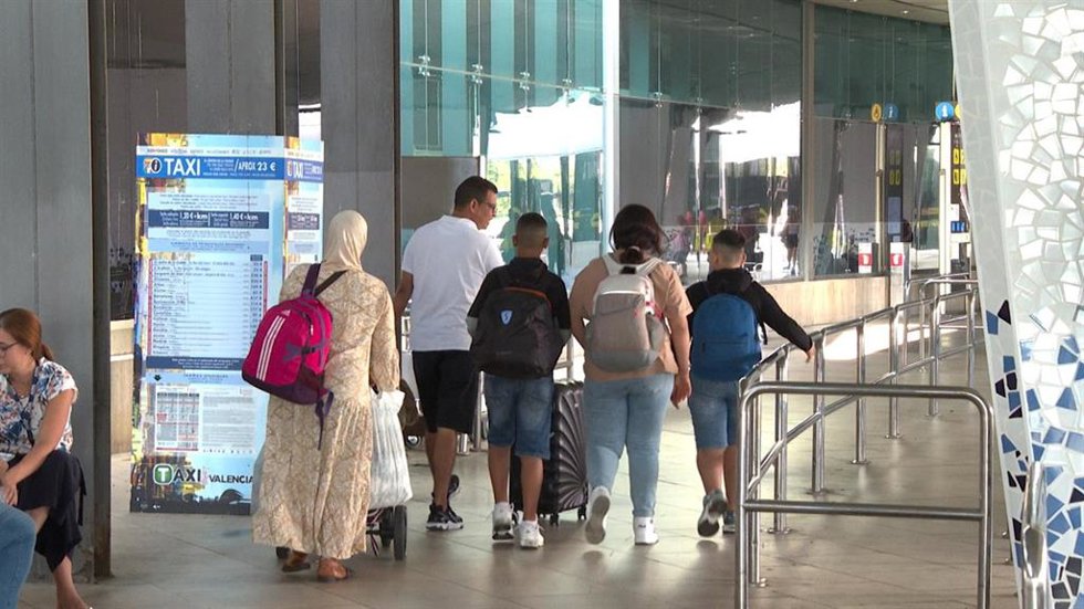 Archivo - Pasajeros en el Aeropuerto de Valencia