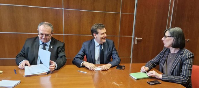 El viceconsejero de Industria y Transición Justa, Isaac Pola; el presidente de Sepides, Francisco Blanco, y la consejera de Transición Ecológica, Industria y Desarrollo Económico, Nieves Roqueñí.