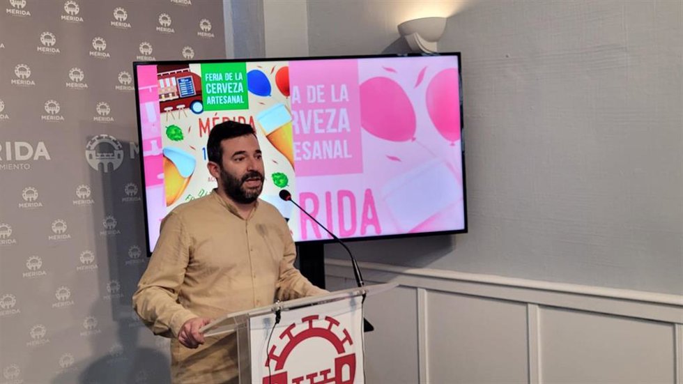 El delegado de Turismo, Felipe González, presenta la Feria de la Cerveza Artesana.