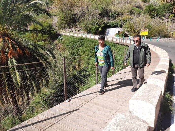 La consejera de Medio Natural del Cabildo de Tenerife, Blanca Pérez, y el director insular, Pedro Millán, en la nueva pasarela peatonal de Masca