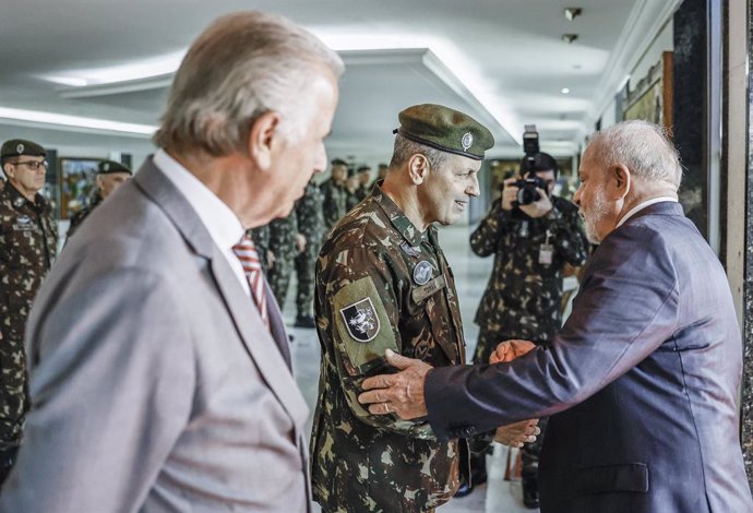 Archivo - HANDOUT - 03 May 2023, Brazil, Brasilia: Brazilian President Luiz Inacio Lula da Silva (R) arrives at the Army headquarters for a lunch with the high command of the Force. Photo: Ricardo Stuckert/Palacio Planalto/dpa - ATENCIÓN: Sólo para uso ed