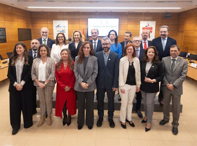 Foto de familia de los asistentes al pleno del Consejo Interterritorial del Sistema Nacional de Salud (CISNS), en el Ministerio de Sanidad, a 5 de abril de 2024, en Madrid.