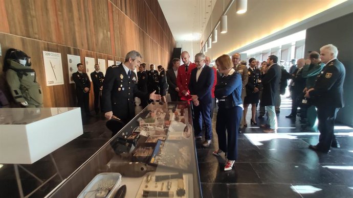 La delegada del Gobierno en Navarra, Alicia Echeverría, y el vicepresidente primero y consejero de Presidencia e Igualdad del Gobierno de Navarra, Félix Taberna, en la inauguración de la exposición 'Bicentenario de la Policía Nacional' en Pamplona.