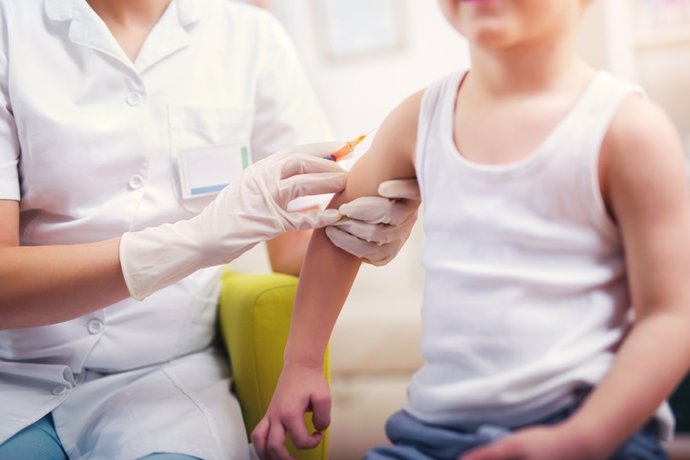 Archivo - Imagen de archivo de un niño recibiendo una vacuna.