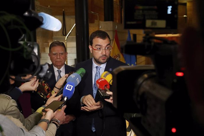 El presidente del Principado de Asturias, Adrián Barbón, atiende a los medios tras reunirse con el alcalde de Oviedo, Alfredo Canteli.