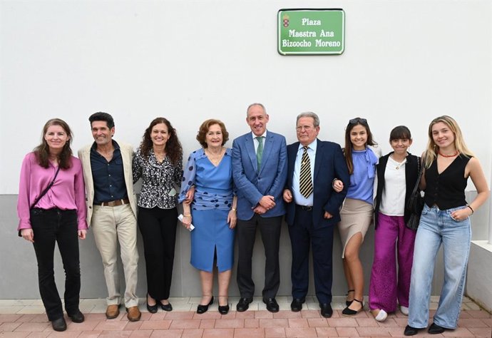 Foto de familia tras el acto de rotulación de una plaza dedicada a la maestra Ana Bizcocho.