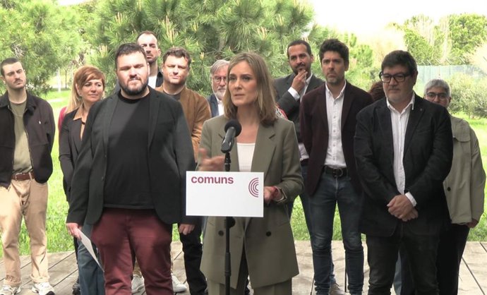 La candidata de los Comuns a la Presidencia de la Generalitat, Jéssica Albiach, y miembros de su candidatura para el 12M
