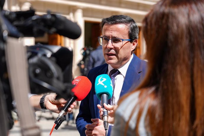 El secretario general del PSOE de Extremadura, Miguel Ángel Gallardo, atiende a los medios de comunicación