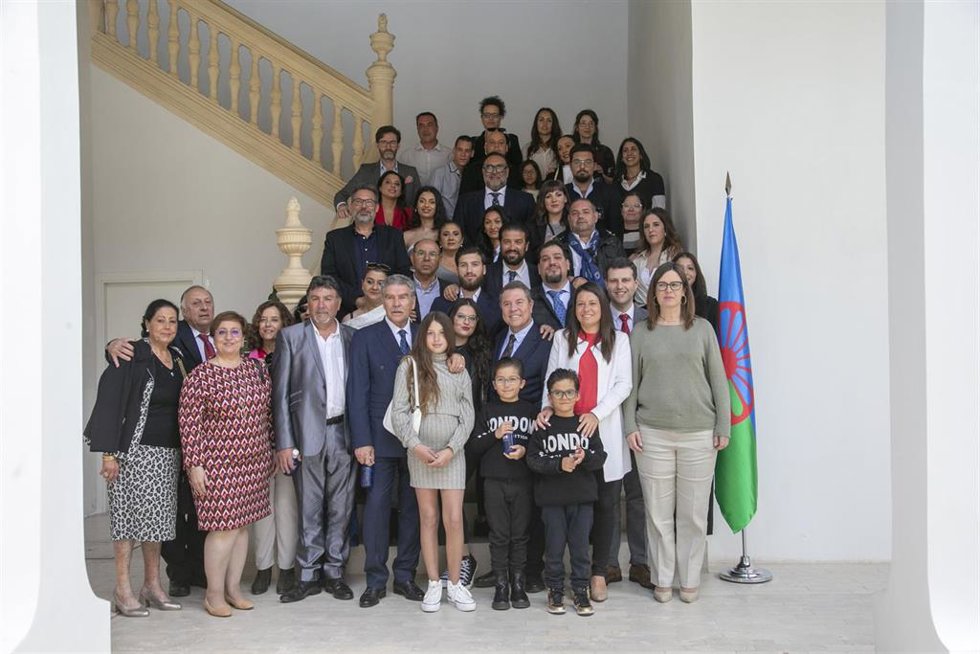 El presidente de Castilla-La Mancha, Emiliano García-Page, ha presidido, en el Palacio de Fuensalida de Toledo, el acto de conmemoración del Día del Pueblo Gitano