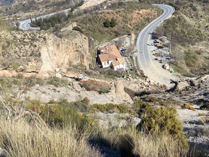 Archivo - Trabajos en la A-395 tras el desprendimiento de una ladera, en imagen de archivo