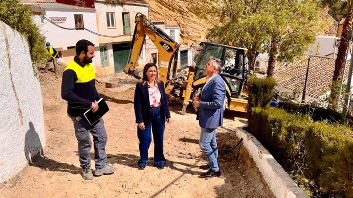 La delegada de Justicia, Administración Local y Función Pública de la Junta, Raquel López, en su visita a Iznájar.