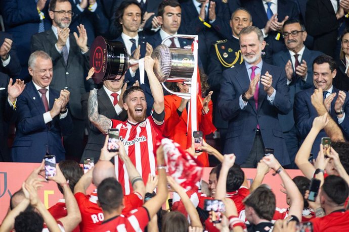 Iker Muniain of Athletic Club celebrates with the trophy next to Felipe VI during the spanish cup, Copa del Rey, Final football match played between Athletic Club  and RCD Mallorca at La Cartuja stadium on April 6, 2024, in Sevilla, Spain.