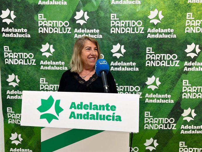 La responsable de Organización de Adelante Andalucía, Mari García, en rueda de prensa.