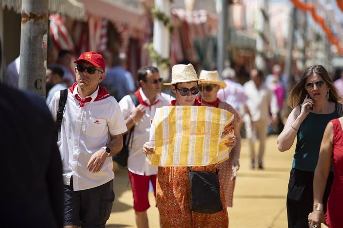 Archivo - Una turista consuta un mapa en la Feria, en foto de archivo.