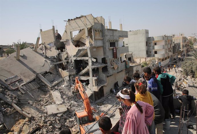 Trabajos de búsqueda y rescate en la ciudad de Rafá, en el sur de la Franja de Gaza, tras un bombardeo del Ejército de Israel (archivo)