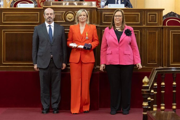 La presidenta de la Asamblea de Extremadura recibe la Medalla de Honor de la AVT en el Senado