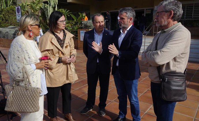El secretario de Organización del PSOE de Málaga, José Bernal, junto con la diputada y portavoz del grupo municipal socialista marbellí, Isabel Pérez, y al parlamentario andaluz José Luis Ruiz Espejo