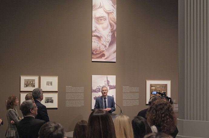 De Cos inaugura una exposición de la historia del Banco de España.