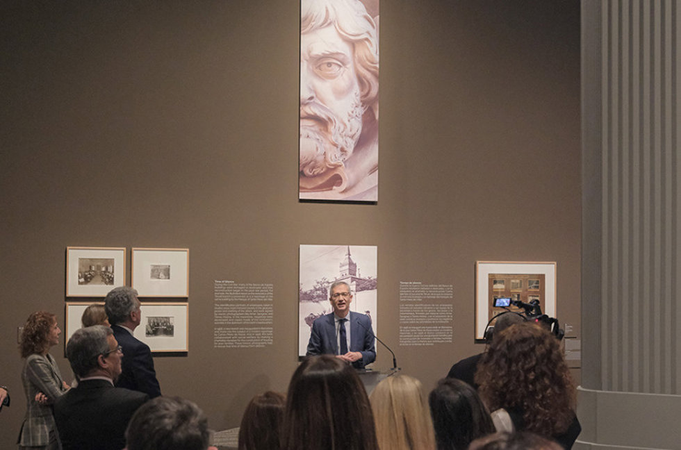 De Cos inaugura una exposición de la historia del Banco de España.