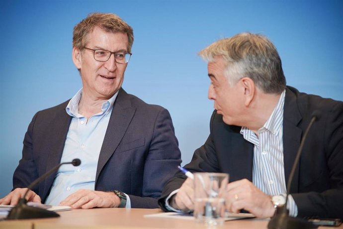 El presidente del PP, Alberto Núñez Feijóo (i), y el presidente del PP del País Vasco y candidato a lehendakari, Javier de Andrés (d), conversan durante un acto de campaña electoral del PP vasco en el Museo Artium, a 8 de abril de 2024, en Vitoria, 