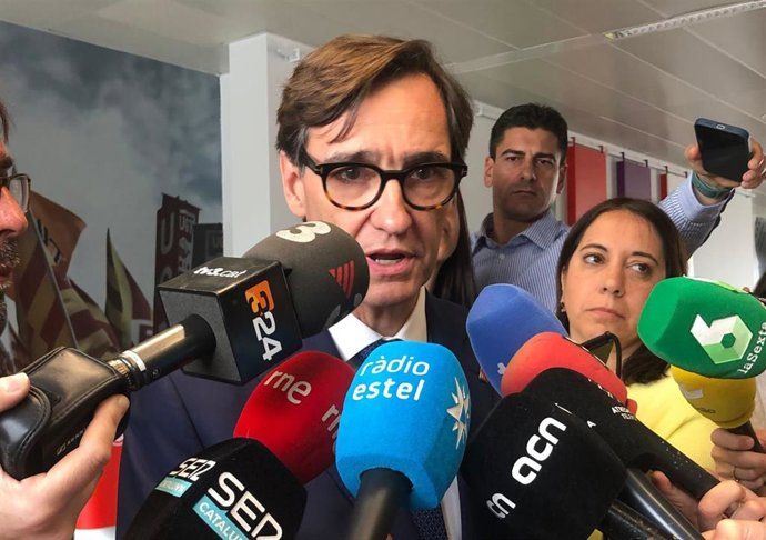 El primer secretario del PSC y candidato al 12M, Salvador Illa, en declaraciones a periodistas en la sede de UGT Catalunya