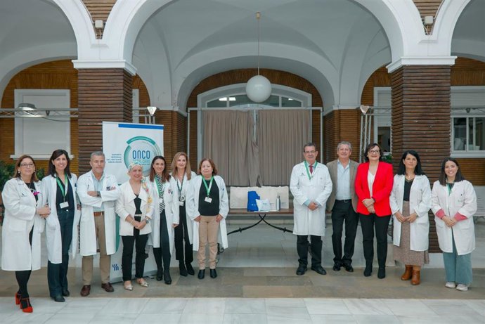 El personal de Enfermería que atiende el Hospital de Día Oncológico del Virgen del Rocío ha empezado a entregar un kit de bienvenida a los pacientes que llegan a esta unidad.