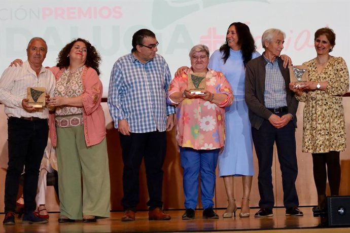 La consejera de Inclusión Social, Juventud, Familias e Igualdad, Loles López, con varias de las personas premiadas en los Premios Andalucía +Social celebrados en Cádiz.