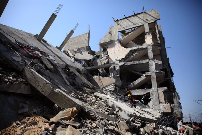 Palestinos buscan a posibles víctimas entre los escombros de un edificio bombardeado por el Ejército de Israel en la ciudad de Rafá, en el sur de la Franja de Gaza (archivo)