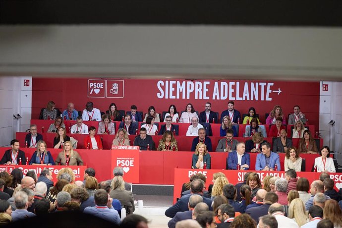 Archivo - Ministros y militantes del PSOE, durante la reunión del Comité Federal, en la sede del PSOE, a 28 de octubre de 2023, en Madrid (España). 