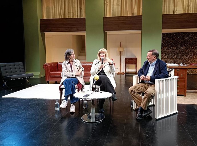 Las actrices Llusa Mallol y Lina Lambert y el escritor Sergio Vila-Sanjuán presentan 'La agente literaria' en el Teatre Akadmia de Barcelona (Catalunya, España) el 8 de abril de 2024