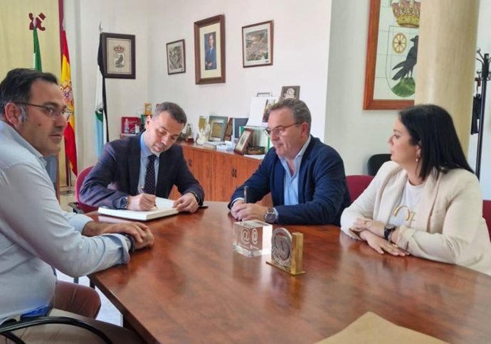 El delegado territorial de Justicia, Administración Local y Función, Javier Millán, y el alcalde de El Cuervo, José Manuel Oliva, han presentado los proyectos que se ejecutarán este año en el municipio con cargo al Programa de Fomento de Empleo Agrario.