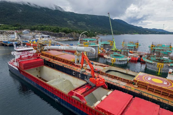 Peak and CSL have a history of collaborating on innovative solutions, including the installation of ballast material into 11 floating foundations for the Hywind Tampen project. Peak CSL Group aims to deliver safe, timely and cost-efficient solutions tha