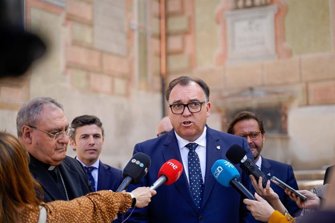 El consejero de Turismo, Cultura y Deporte de la Junta de Andalucía, Arturo Bernal, atiende a los medios durante la visita a las obras de restauración de la iglesia de San Cecilio.