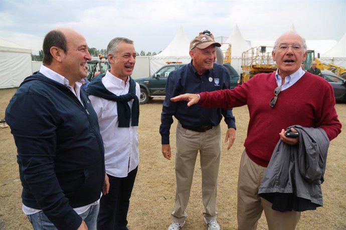 El fallecido exlehendakari José Antonio Ardanza, junto con el presidente del EBB del PNV, Andoni Ortuzar, el lehendakari, Iñigo Urkullu, y el también expresidente del Gobierno Vasco, Juan José Ibarretxe
