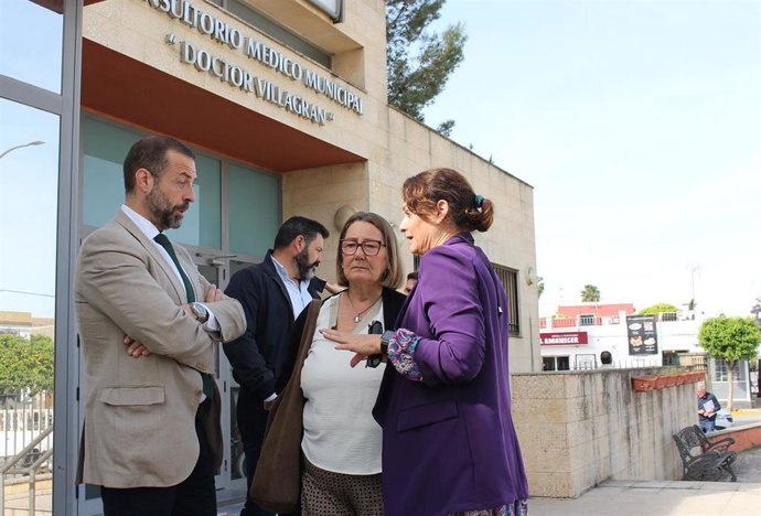 Reunión de la delegada territorial de Salud y la alcaldesa de Espartinas, a las puertas del Consultorio Doctor Villagrán.