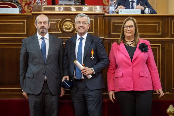 El regidor ha recibido este lunes en el Senado la distinción.