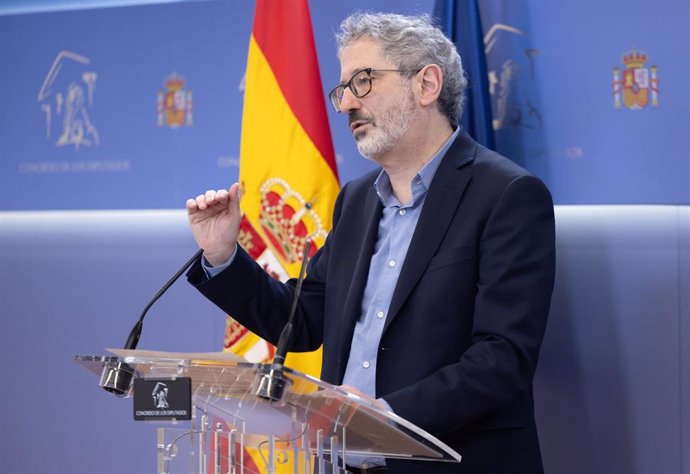 Archivo - El portavoz económico de Sumar, Carlos Martín, durante una rueda de prensa del grupo plurinacional Sumar, en el Congreso de los Diputados, a 5 de marzo de 2024, en Madrid (España). 