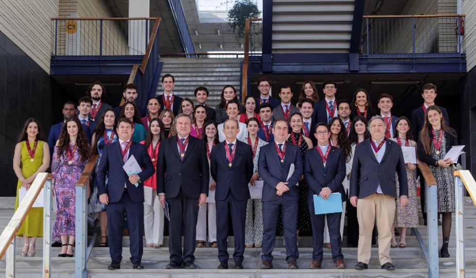 Foto de familia de los estudiantes de la Universidad Loyola investidos.