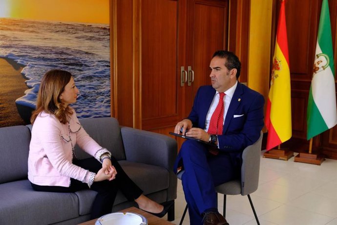 La delegada de la Junta de Andalucía en Málaga, Patricia Navarro, en una reunión con el presidente de la Mancomunidad de Municipios de la Costa del Sol occidental, Manuel Cardeña.