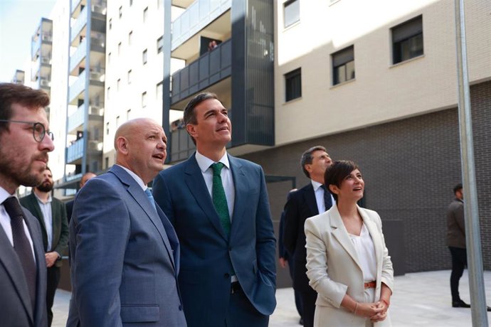 El presidente del Gobierno, junto al alcalde de Dos Hermanas y la ministra de Vivienda, en presencia del delegado y el subdelegado del Gobierno en Andalucía.