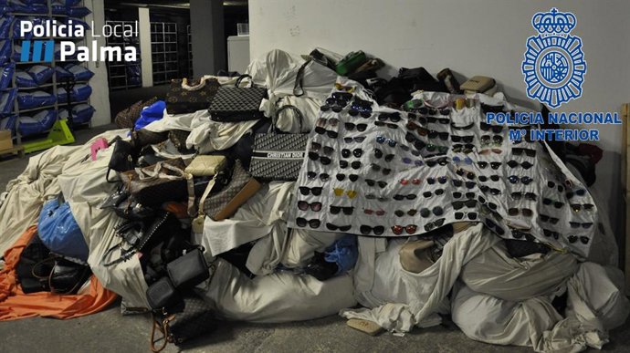 Objetos intervenidos en un operativo contra la venta ambulante en el centro de Palma.