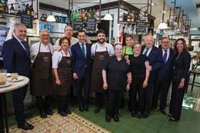 Sanz y Moreno comparten con vecinos de Pino Montano el inicio del primer subtramo del metro: "Es un día histórico"