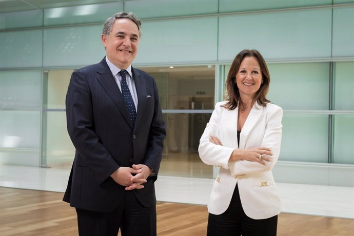 Archivo - El presidente ejecutivo de Axis Corporate, Casimiro Gracia, y la presidenta de Accenture en España y Portugal, Mercedes Oblanca.