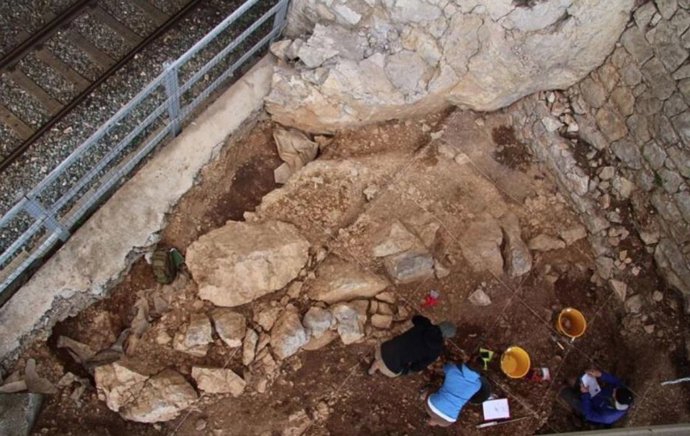 Este nuevo estudio destaca la importancia de comparar directamente el comportamiento espacial de los neandertales y del "Homo sapiens" dentro del mismo sitio, utilizando parámetros consistentes, para minimizar el sesgo analítico.