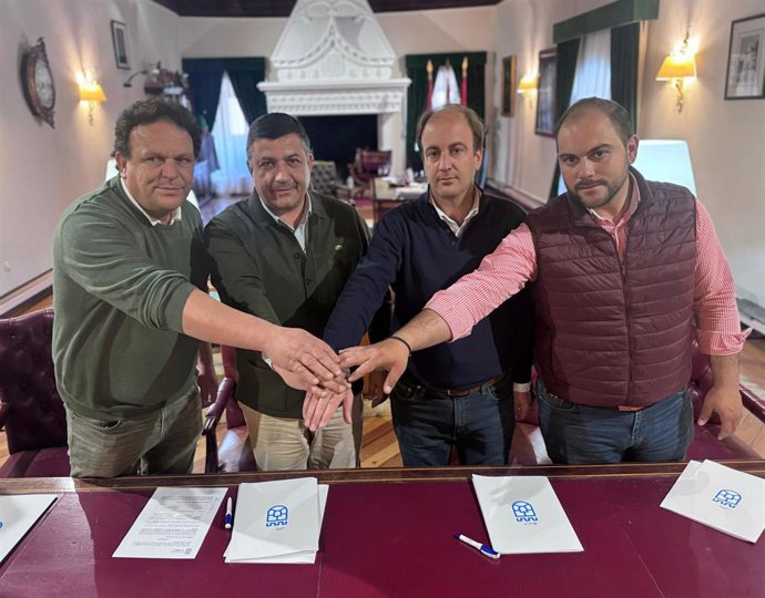EL presidente provincial de Uccl, Francisco Robledo, el presidente de la Diputación provincial, Carlos García; el presidente de asaja Ávila, Joaquín Antonio Pino; y secretario general de UPA Ávila, Ventura González.