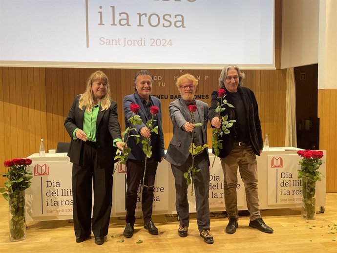 La consellera Natàlia Garriga, Joan Ferré (Cambra del Llibre), Èric del Arco (Gremi de Llibreters) i el regidor Xavier Marcé, en la presentació de Sant Jordi 2024