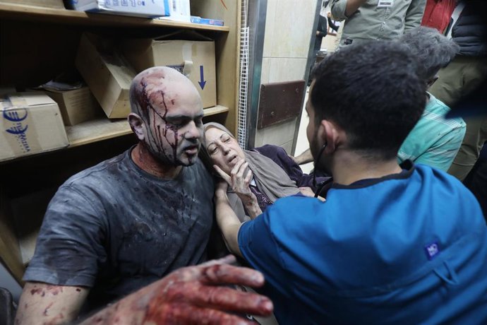 Un hombre víctima de los ataques de Israel es atendido en un hospital de Gaza.