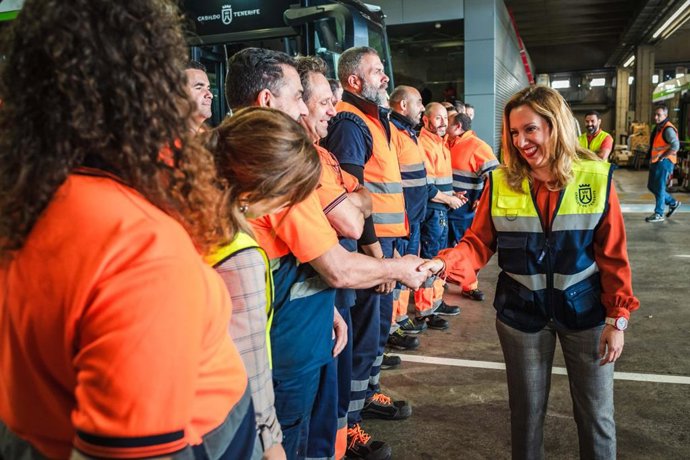 La presidenta del Cabildo de Tenerife, Rosa Dávila, visita las oficinas y taller central de Titsa